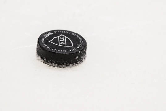 En puck med Djurgårdens emblem på ligger på isen