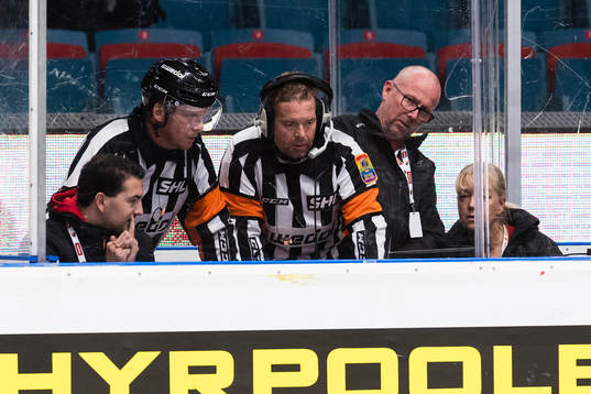 Domarna Daniel Winge och Patrik Sjöberg ringer för