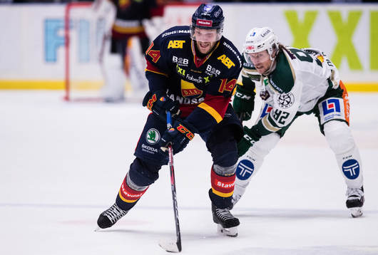 Djurgårdens Tom Wandell jagas av Färjestads Jesper