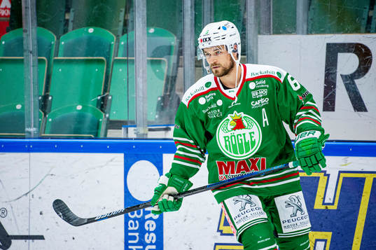 Rögles Craig Schira värmer upp
