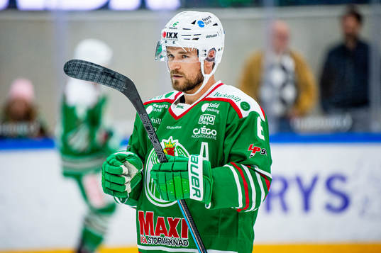 Rögles Craig Schira värmer upp
