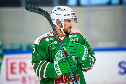 Rögles Craig Schira värmer upp