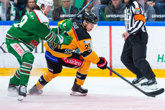 Rögles Dominik Bokk och Luleås Nils Lundkvist i kamp om