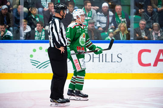Rögles Nils Höglander får game och lämnar isen