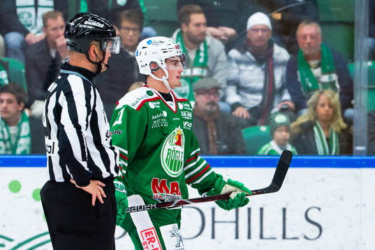 Rögles Nils Höglander får game och lämnar isen