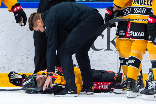 Luleås Fredrik Styrman ligger på isen