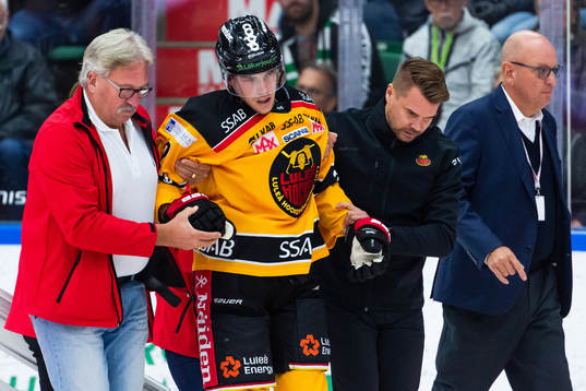 Luleås Fredrik Styrman hjälps av isen