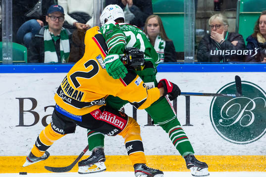 Luleås Fredrik Styrman tacklas av Rögles Nils Höglander