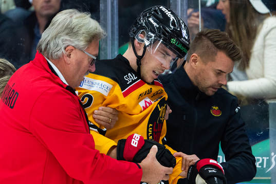 Luleås Fredrik Styrman hjälps av isen
