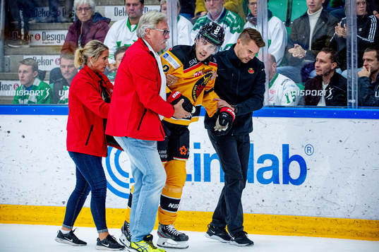 Luleås Fredrik Styrman hjälps ut från planen