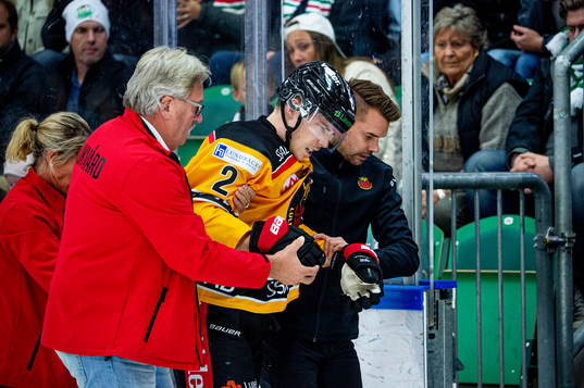 Luleås Fredrik Styrman hjälps ut från planen