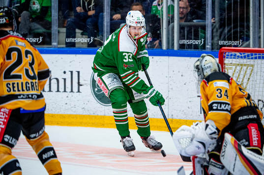 Rögles Niklas Hansson mot Luleås målvakt Joel Lassinantti