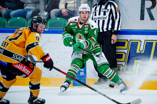 Rögles Kodie Curran mot Luleås Austin Farley