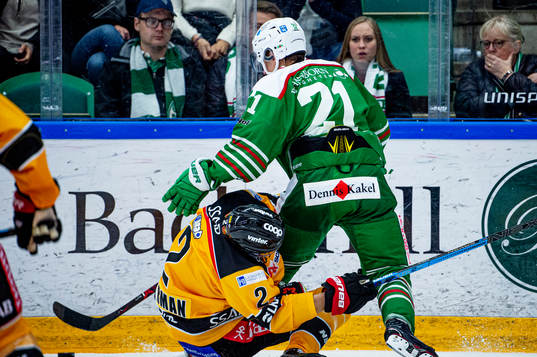 Rögles Nils Höglander tacklar Luleås Fredrik Styrman