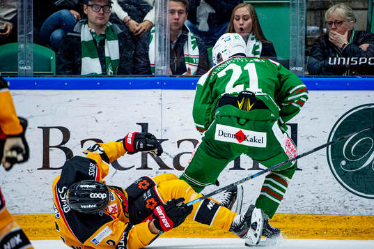 Rögles Nils Höglander tacklar Luleås Fredrik Styrman