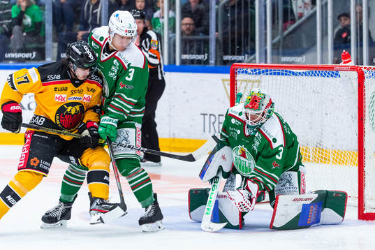 Luleås Isac Brännström oroar framför Rögles Daniel