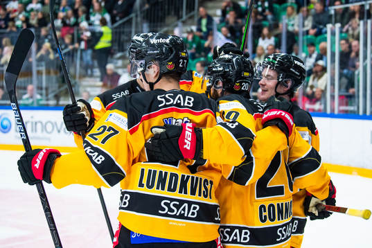 Luleås Jack Connolly jublar med lagkamrater