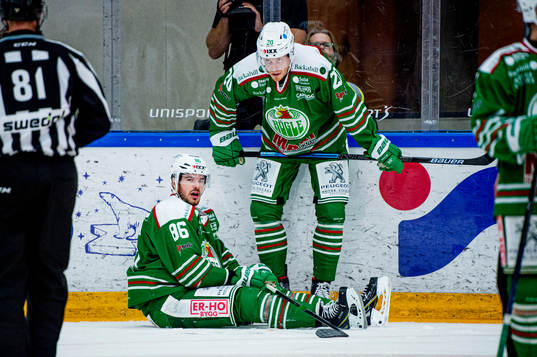 Rögles Hampus Gustafsson kollar till Rögles Eric Gelinas