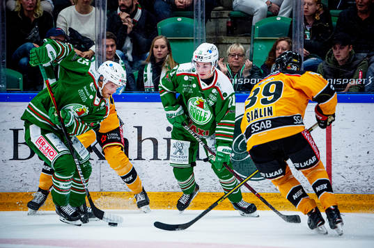 Rögles Simon Ryfors och Nils Höglander mot Luleås Pontus