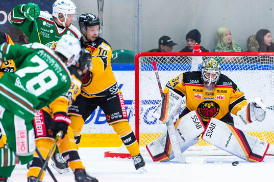 Rögles Dominik Bokk skjuter mot Luleås målvakt Joel