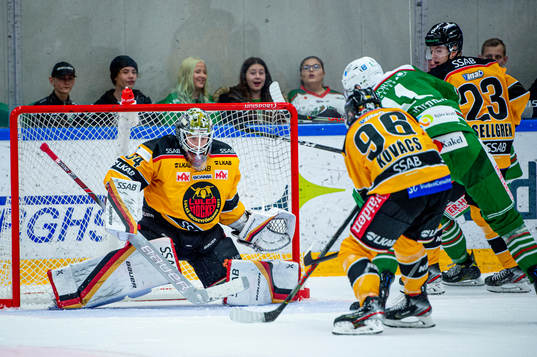 Rögles Mattias Sjögren mot Luleås målvakt Joel
