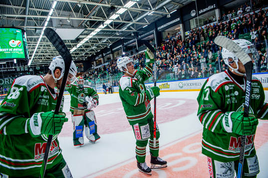 Rögles Erlend Lesund jublar med lagkamraterna