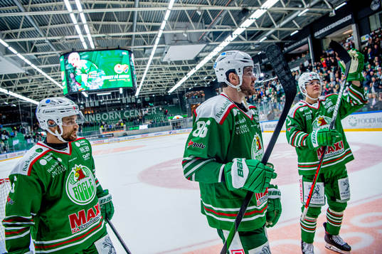 Rögles Craig Schira, Eric Gelinas och Erlend Lesund jublar