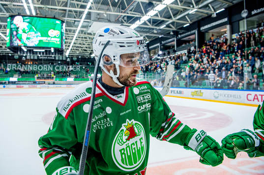 Rögles Craig Schira jublar med lagkamraterna