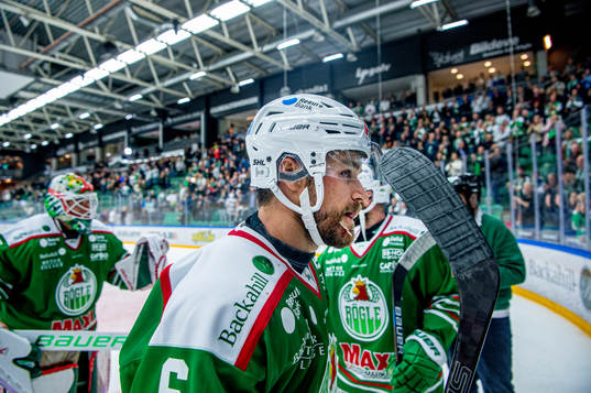 Rögles Craig Schira jublar med lagkamraterna