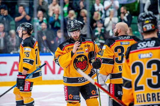 Luleås Daniel Sondell deppar med lagkamraterna