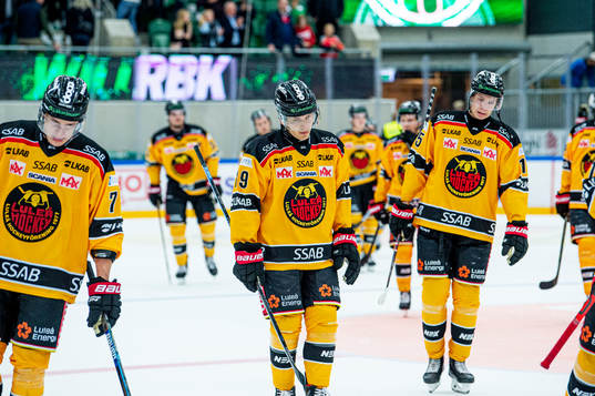 Luleås Joonas Jalvanti deppar med lagkamraterna