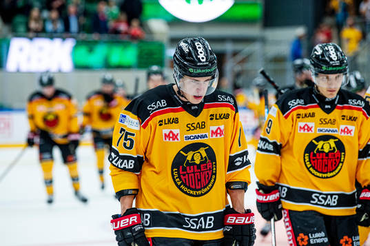 Luleås Arttu Ilomäki deppar med lagkamraterna