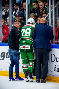 Rögles Anton Bengtsson för hjälp att lämna isen