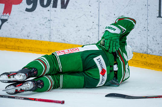 Rögles Anton Bengtsson blir liggandes på isen