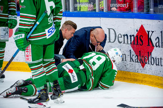Rögles Anton Bengtsson blir liggandes på isen