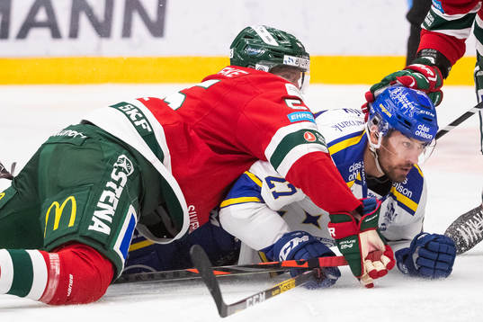 Frölundas David Printz ovanpå Leksands Marek Hrivik