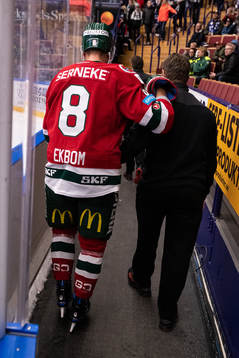 Frölundas Viktor Ekbom lämnar isen