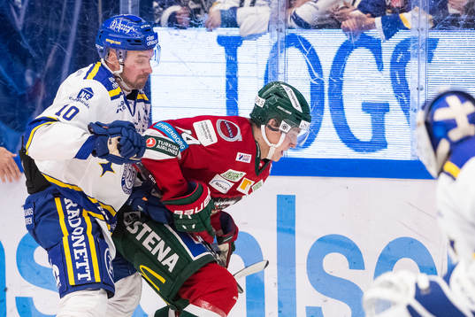 Leksands Johan Fransson och Frölundas Jacob Peterson i