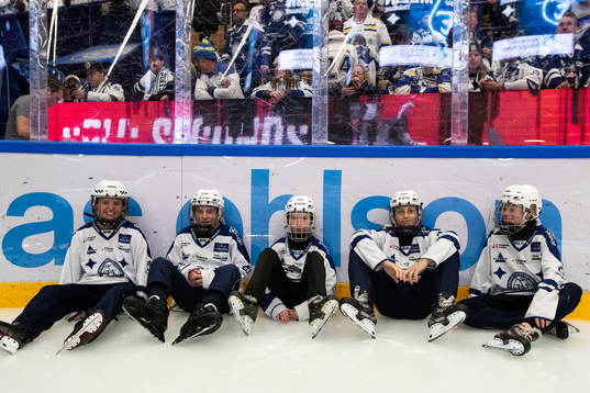 Power brake killarna innan  ishockeymatchen i SHL mellan