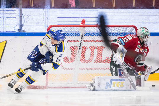 Leksands Jon Knuts och Frölundas målvakt Johan Mattsson