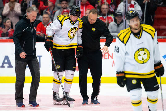 Brynäs Linus Ölund leds skadad av isen