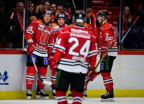 Örebros Glenn Gustafsson gör 1-0 och jublar