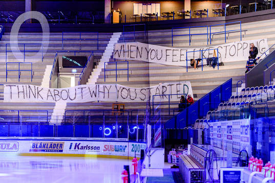 Banderoll på läktaren före ishockeymatchen i SHL mellan