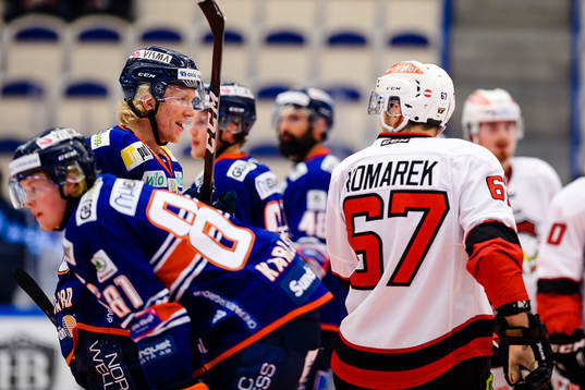 Växjös Marcus Sylvegård  pratar med Malmö Redhawks