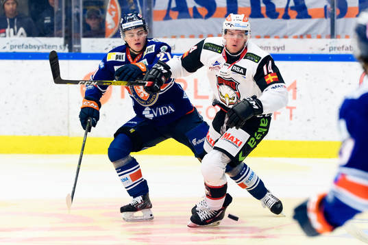 Växjös Filip Cederqvist och Malmö Redhawks Carl-Johan