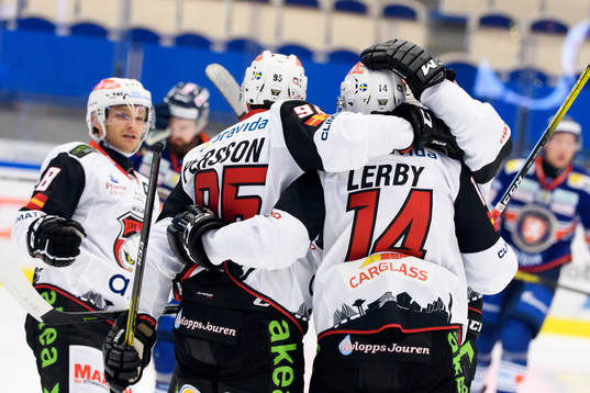 Malmö Redhawks Carl-Johan Lerby jublar med lagkamraterna