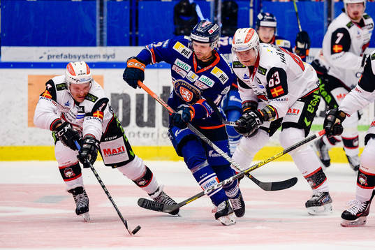 Växjös Emil Pettersson mellan Malmö Redhawks Frederik