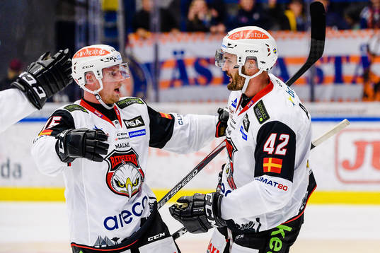 Malmö Redhawks Axel Wemmenborn och Niklas Arell jublar