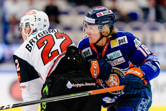 Växjös Marcus Sylvegård tacklar Malmö Redhawks Lars