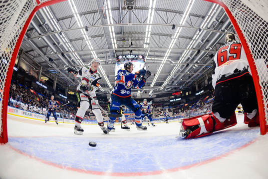 Växjös Fredrik Karlström jublar och Malmö Redhawks